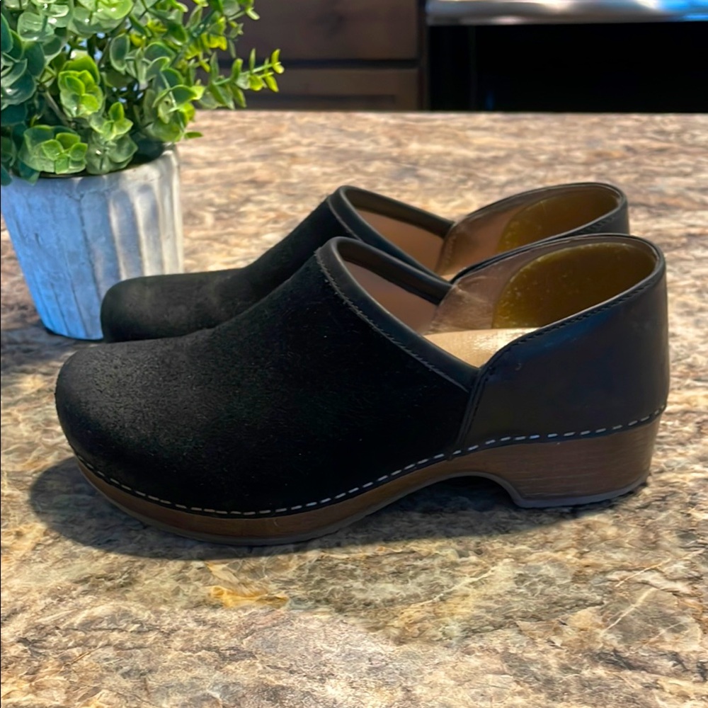 Dansko Brenna Burnished Suede Leather Clogs Sz 38 Black Comfort Shoes Support
